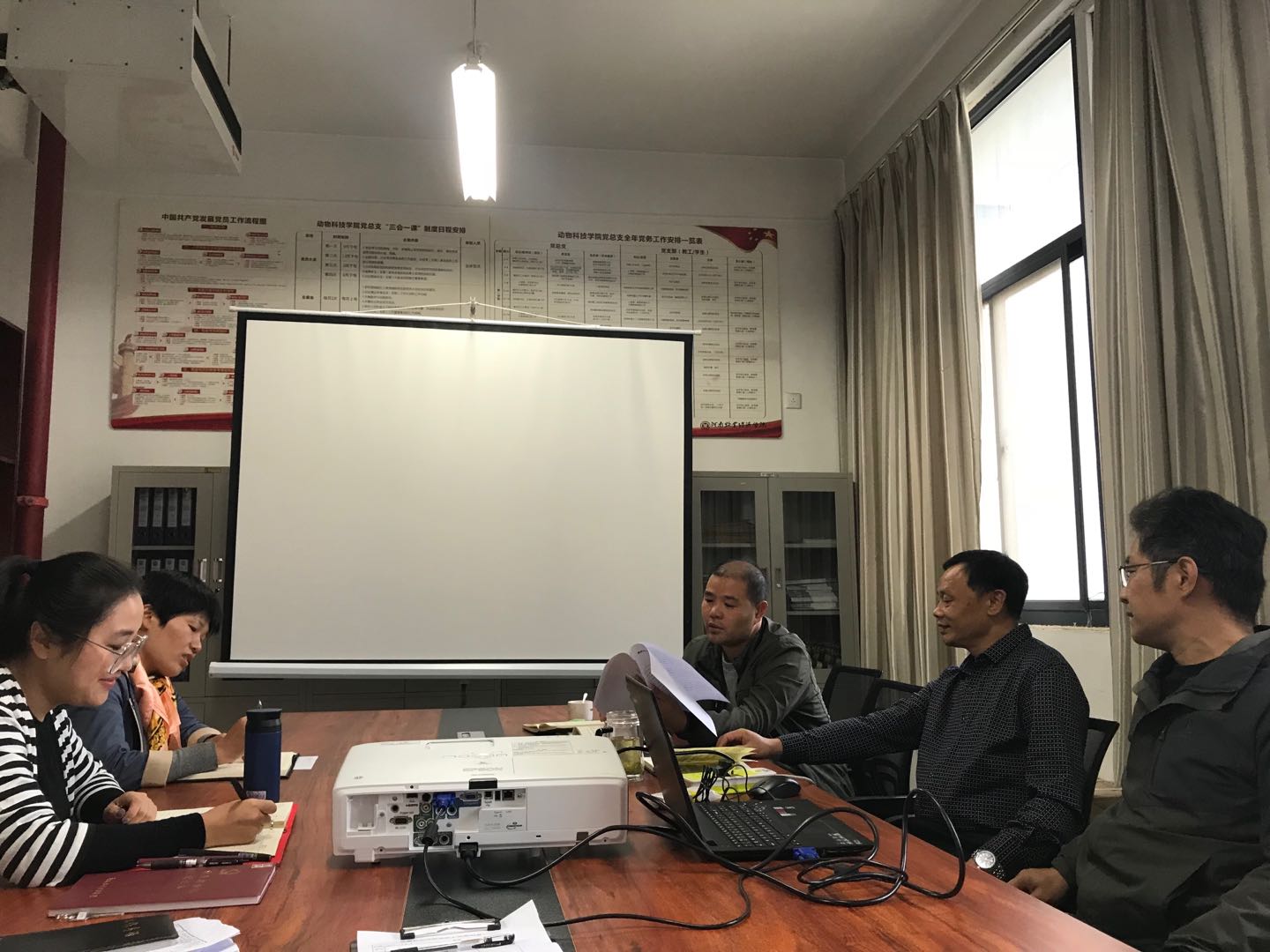 10月22日下午,集中观看大型政论专题片《必由之路》