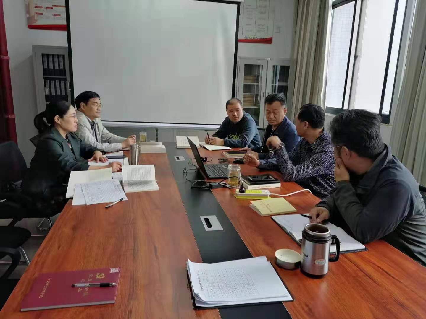 中心组人员学习讨论