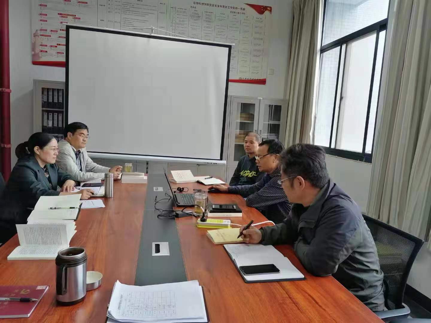 10月21日下午,集体观看《长征精神》二十一集系列微课。