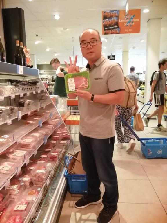 在荷兰的阿姆斯特丹家乐福超市考察动物福利标签Better Leven市场运营情况