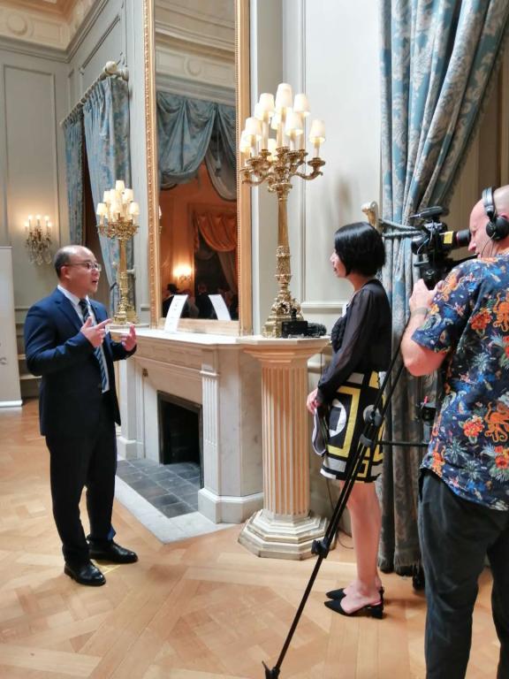 赵广伟在会议期间接受当地电视台的采访