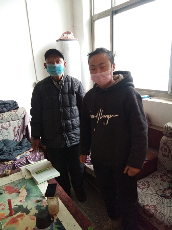 李华北帮助空巢老人联系子女,做心理安慰