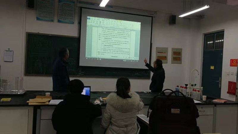 副经理徐秋良到教研室指导毕业论文的修改工作