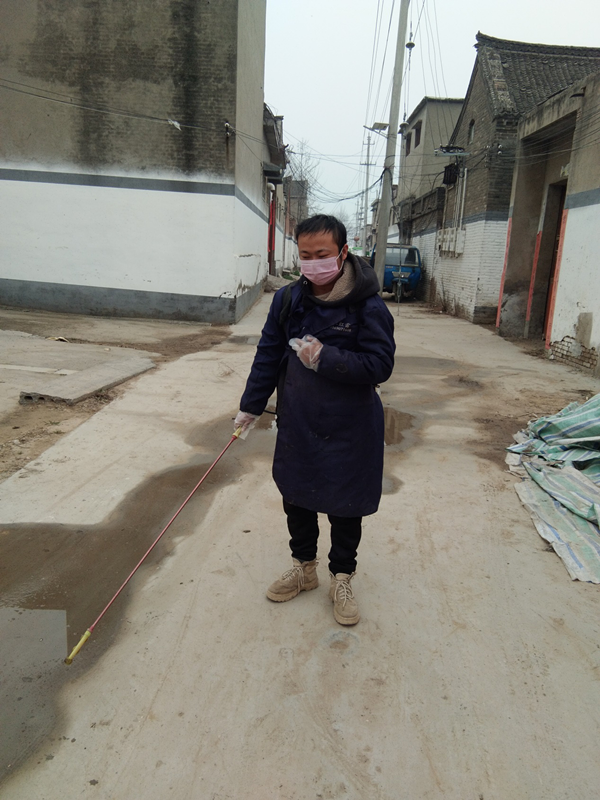 李华北对家乡街道进性消毒