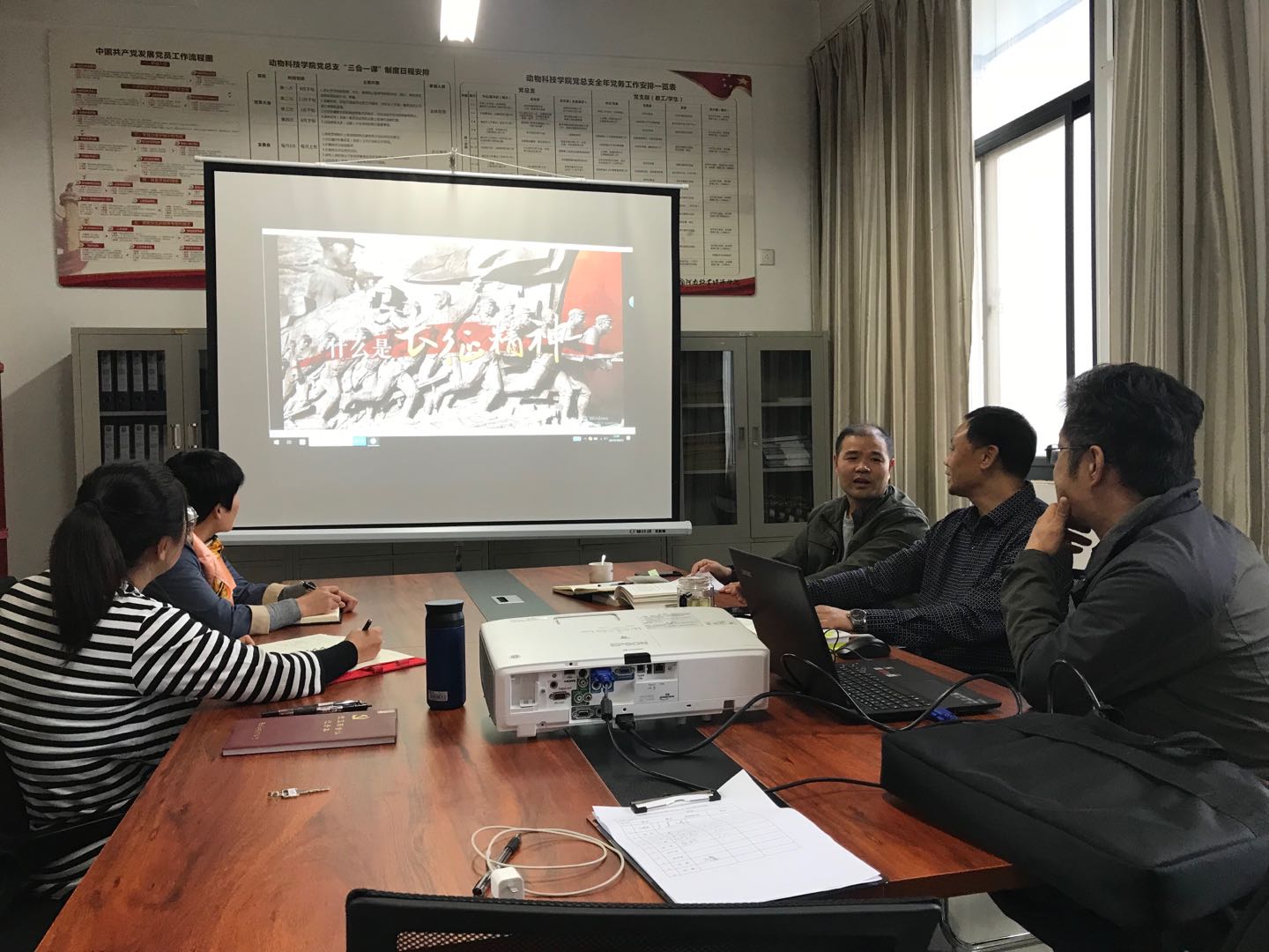 10月22日上午,冯广鹏领学《河南考察,习近平提出了哪些重要要求》和《习近平:在黄河流域生态保护和高质量发展座谈会上的讲话》。