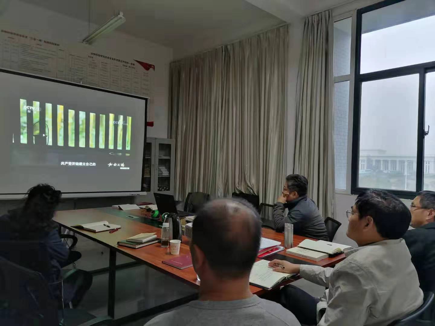 结合本次学习内容和前一段时间自学情况,大家逐一做了讨论发言。正处级组织员李向东还向参加研讨的人员讲解了中国共产党党史。